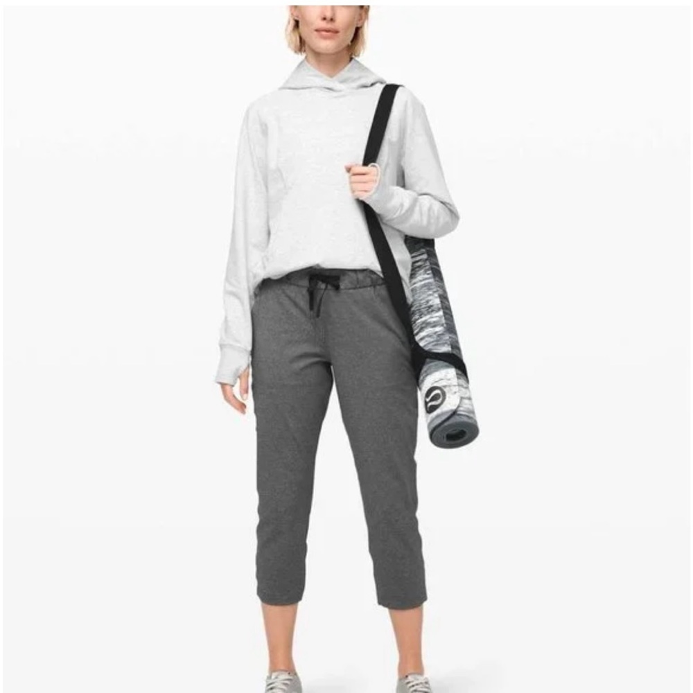 Lululemon On The Fly Crop 23” Grey Heather Athleisure Travel Dance Size 6